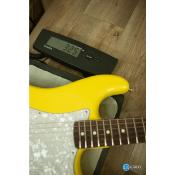 Fender Tom Delonge Signature graffiti yellow